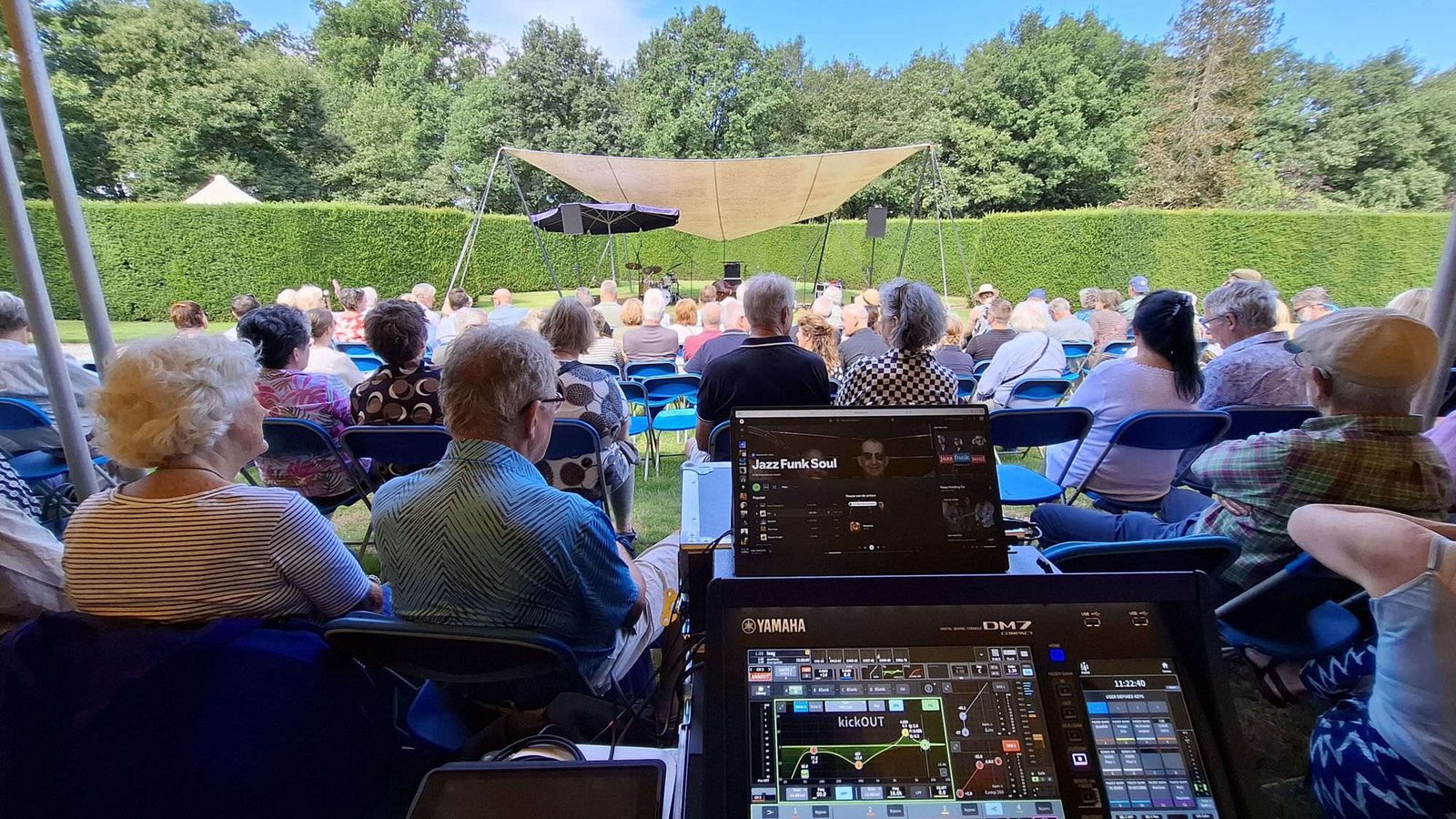 Sietse Lolkema achter de Yamaha DM7-mengtafel tijdens een openluchtconcert.
