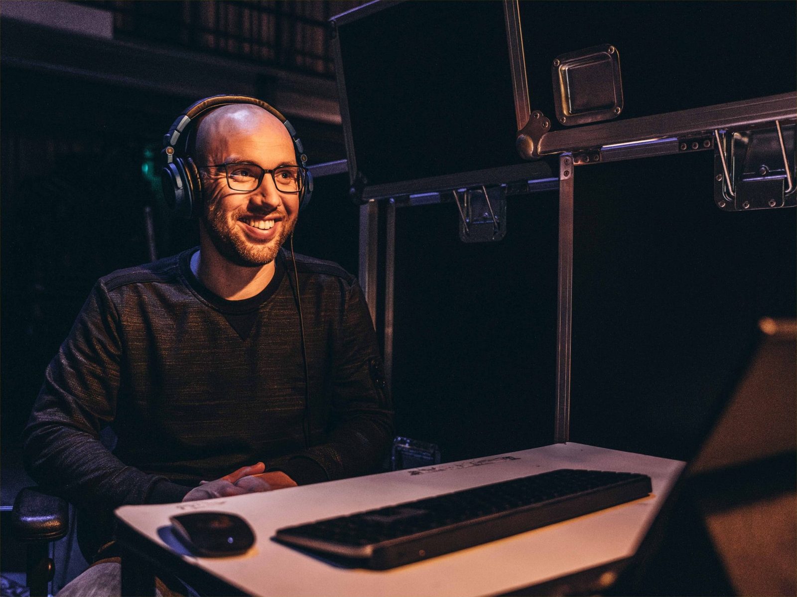 Sietse Lolkema van SL-AUDIO, glimlachend aan de geluidstafel met koptelefoon